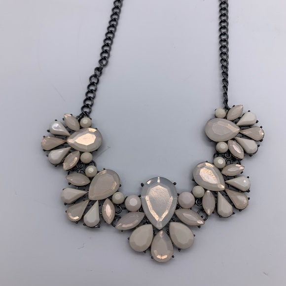 Vintage UV Lucite Ivory Cream Faced Acrylic Statement Necklace With Ornate Chain - Picture 9 of 11